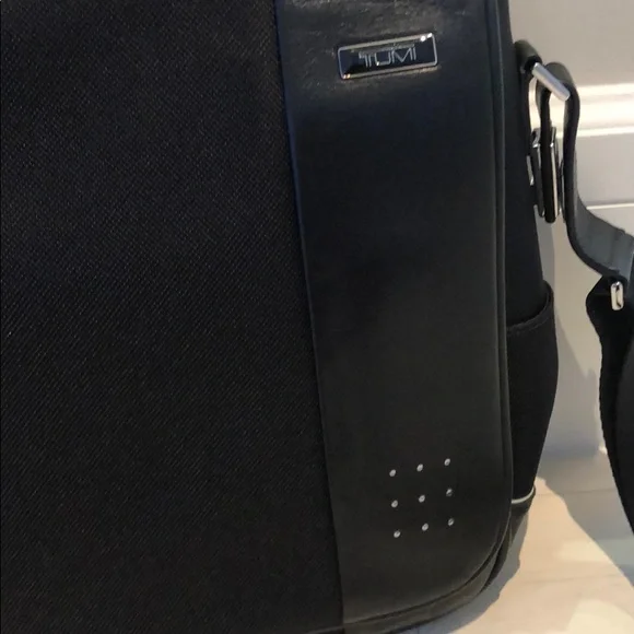 NWOTs tumi LXT Imagination messenger bag